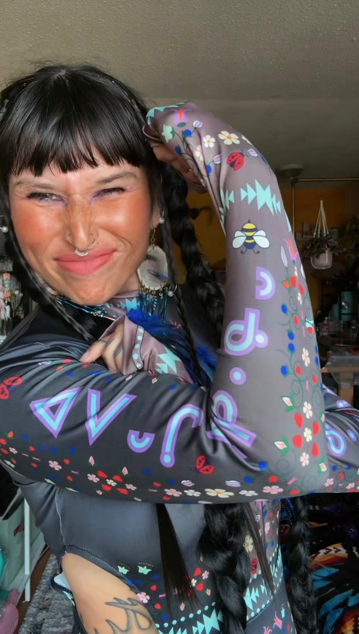 ᓇᓈᑐᐦᑳᐧᐸᑲᐧᓃᐤ it has many-coloured flowers Cut out mini Dress
